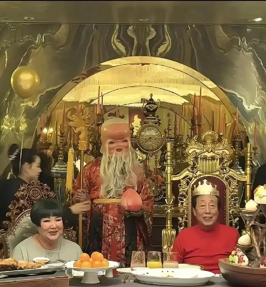 德云社董事长，包下天津最贵酒楼，给一位79岁退休员工祝寿。不是亲戚，不是心