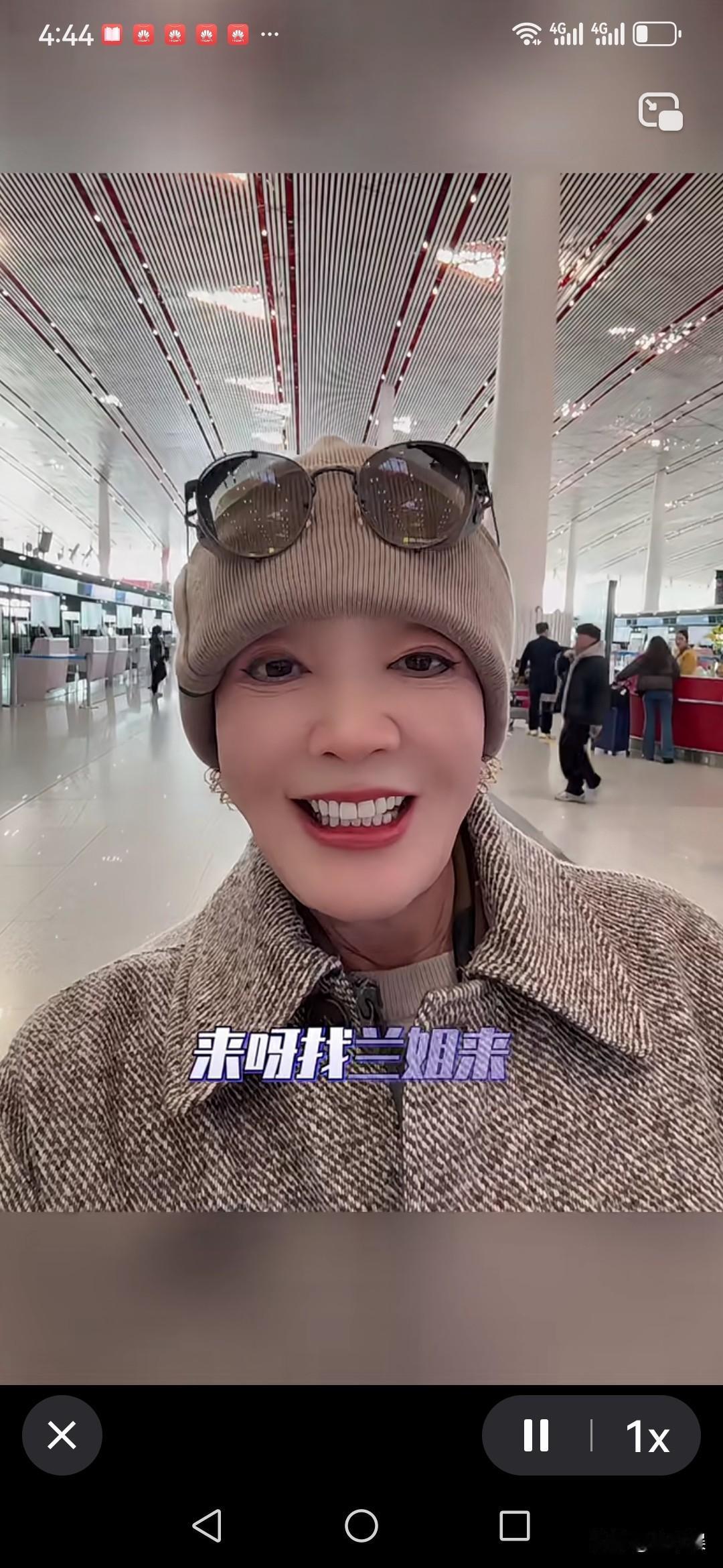 张兰，真是很会打扮，一顶普普通通的驼色保暖帽上，挂上一个墨镜，真是马上时尚感十足