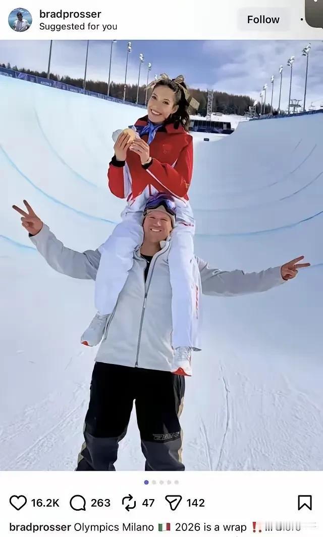 谷爱凌夺冠后第一个动作，太好哭了。没有先庆祝和先找队友，她第一时间扑向了陪伴自