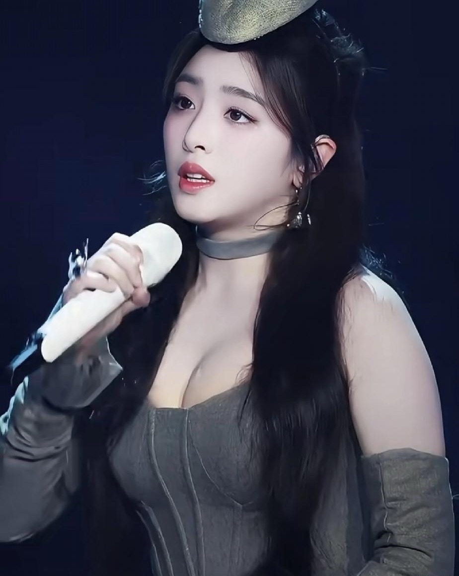 现在的张含韵和年轻的张含韵对比，长大了，有种脱胎换骨的改变。​​​