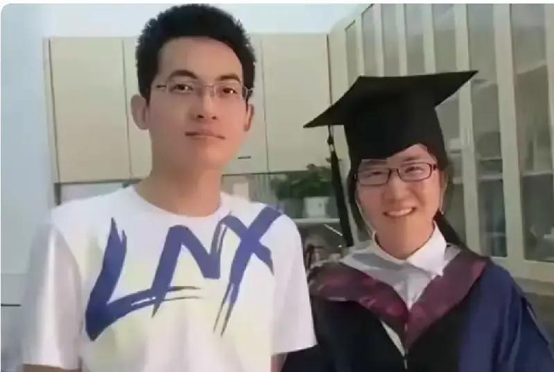 妻子亲手撕开的体面，才最疼付磊的这段风波彻底炸锅了。妻子汪某居然在网上发了一