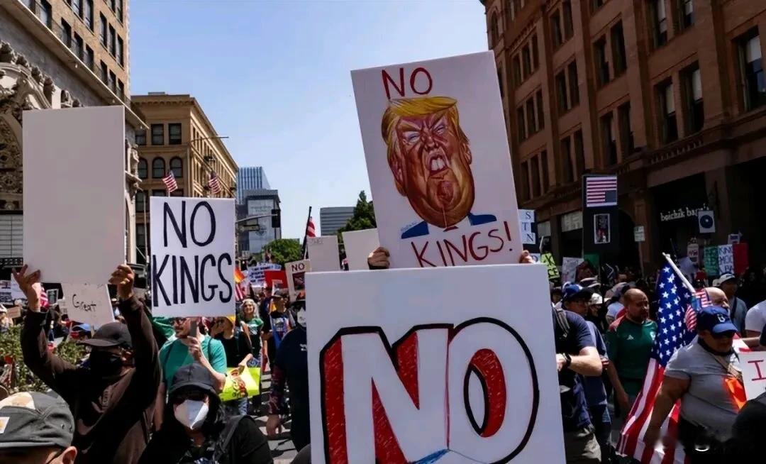 700万人涌上街头.美国爆发第三次“大示威”美国爆发了史无前例的全国性示威，