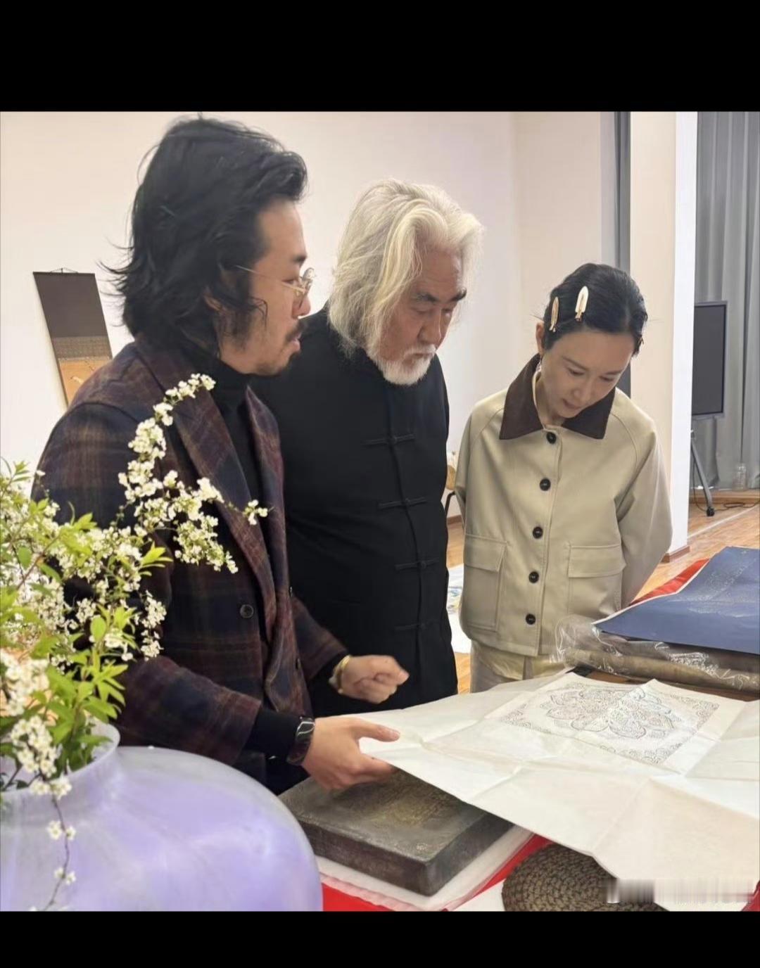 平时小娇妻打扮的花枝招展的，为啥这次出去穿成这个样子呢！不知道的还以为跟在张导