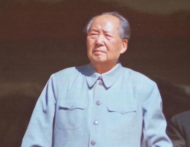 1941年，苏军屡战屡败，斯大林不得不六次向毛主席请求派兵援助，然而每次都遭到毛