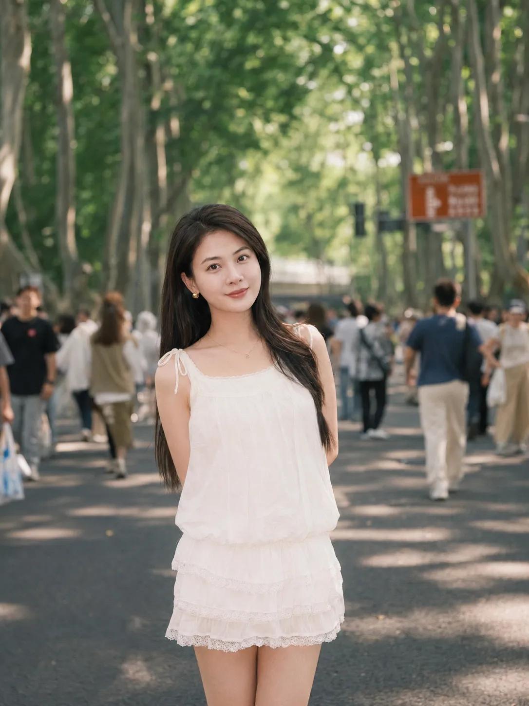 阳光下的清新少女，漫步在林荫小道，享受美好时光。🌞💐👗