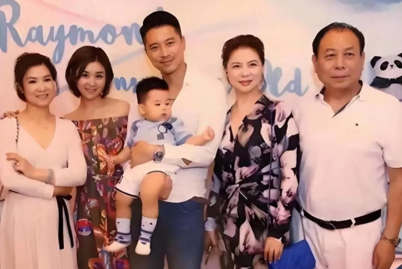 李小萌婆婆好美啊，她长得端庄大气，一看就撑得起大场面。相对于李小萌的娃娃脸，