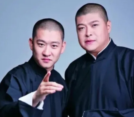 2010年，曹云金离开德云社时，同时也忽悠搭档刘云天一起离开，郭德纲很不舍，挽留