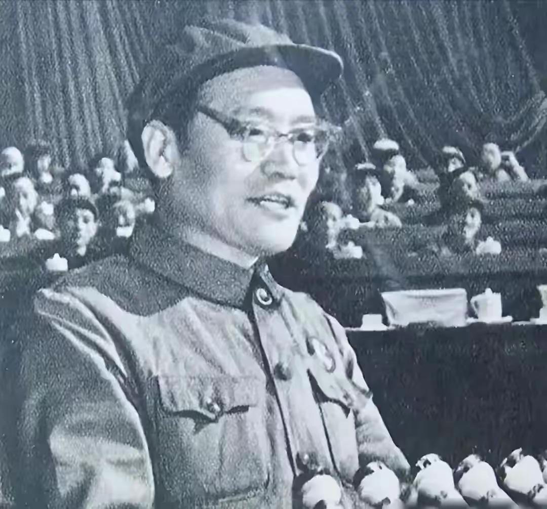 “主席，可否请粟裕同志出山？”纪登奎问完那句话，作战室里静了几秒。主席没立刻回答