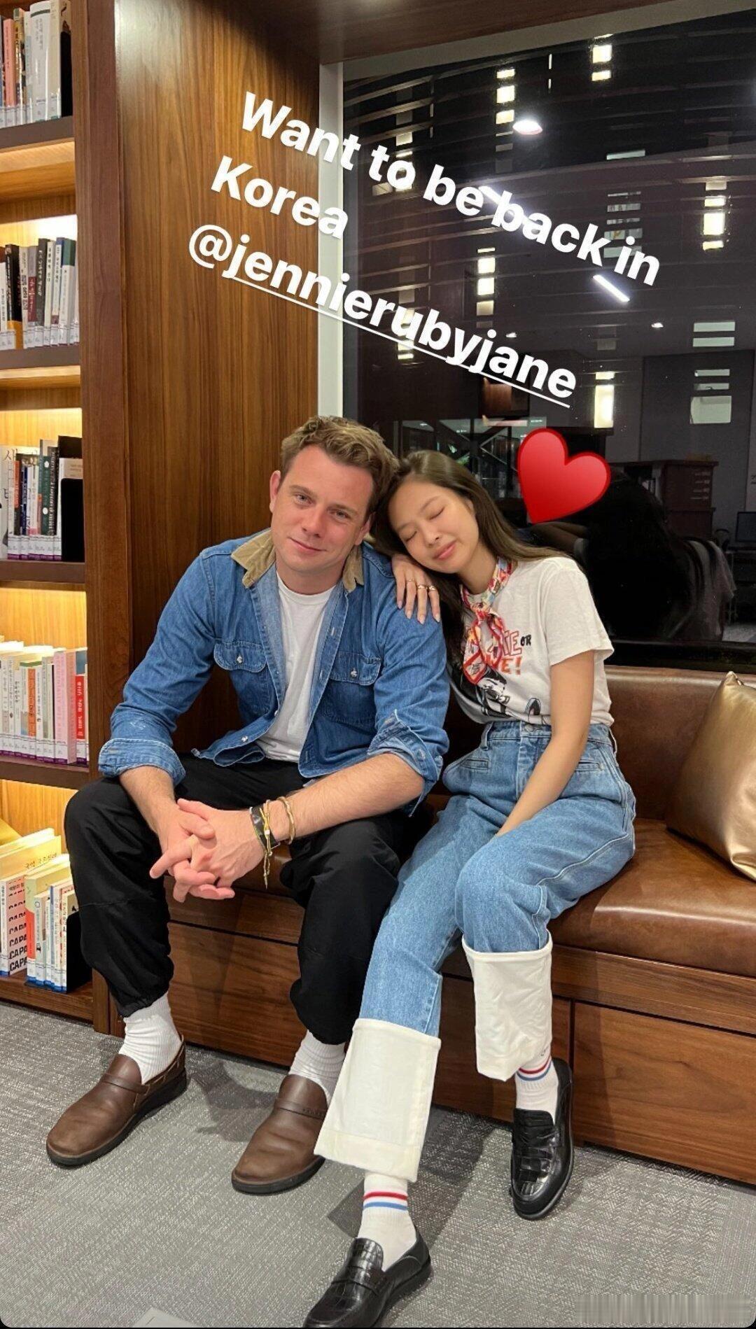 2021年当时还是罗意威总监的Anderson在ins上和Jennie的互动，俩