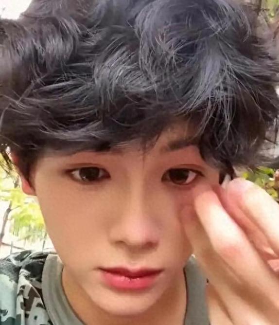 “不男不女的，看见你就恶心！”高校操场军训现场，一大群新生穿着迷彩服站军姿，队伍