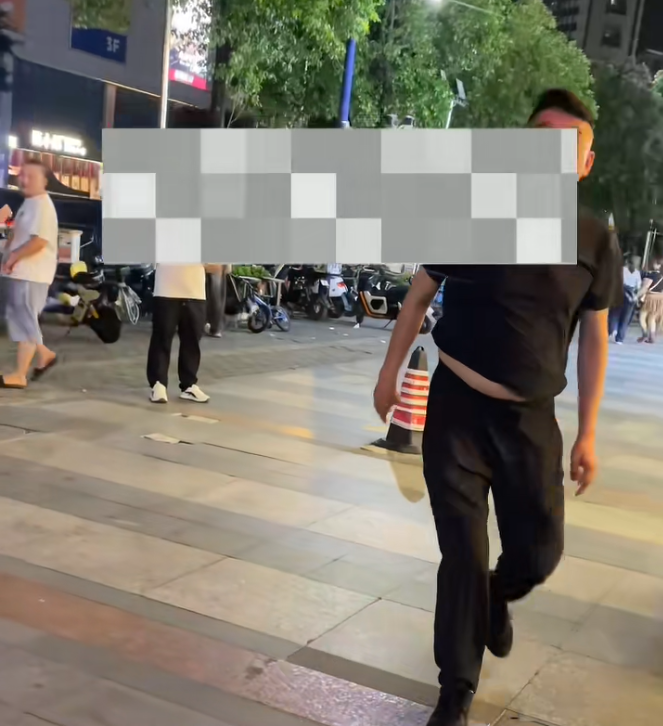 女生走夜路遭醉汉凝视辱骂 硬核维权
