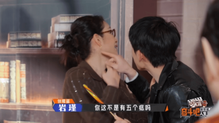 秦海璐给05后演女儿秦海璐这段真的给我笑不行了。台上正演着呢，她突然冲上去管0