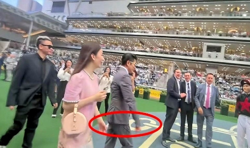我发现一个事！方媛是实打实的花瓶！你看他和郭富城一起出席活动一个细节你就