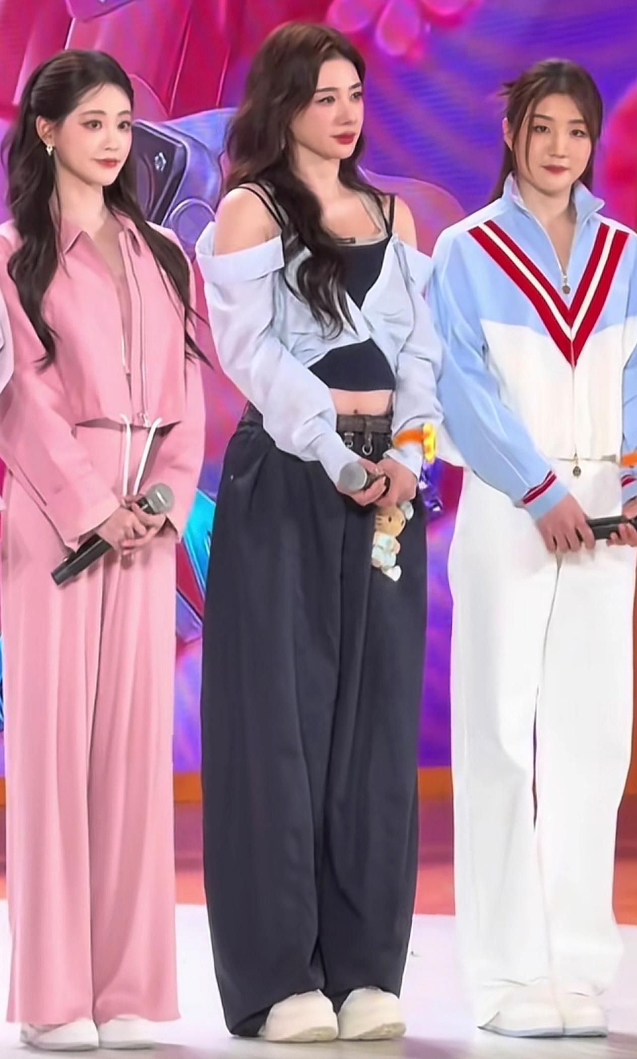 离谱！黄奕大变样，谁能认出来啊4月30日晚，上海五五购物节直播名场面来了！