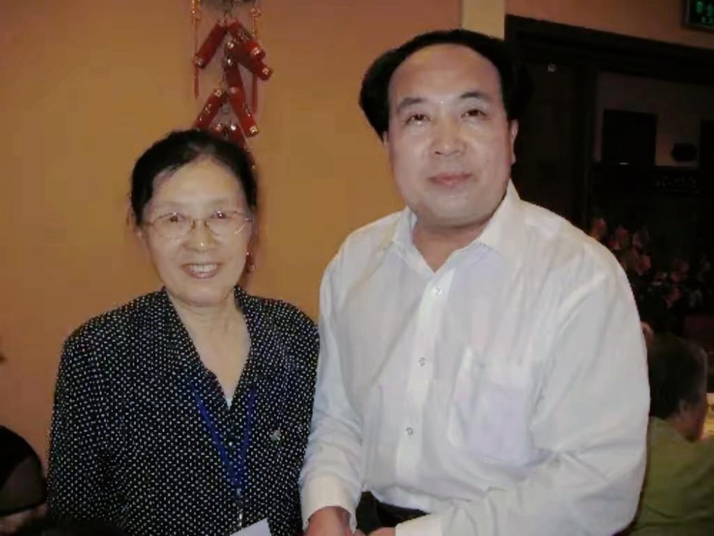 晚年时期的：原毛主席的机要秘书谢静宜（左）与伴演毛主席的演员在一起的合影