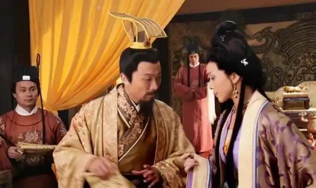 宋太宗赵光义强行临幸小周后，小周后不从，还咬了他一口。赵光义掐住小周后的脖子，威