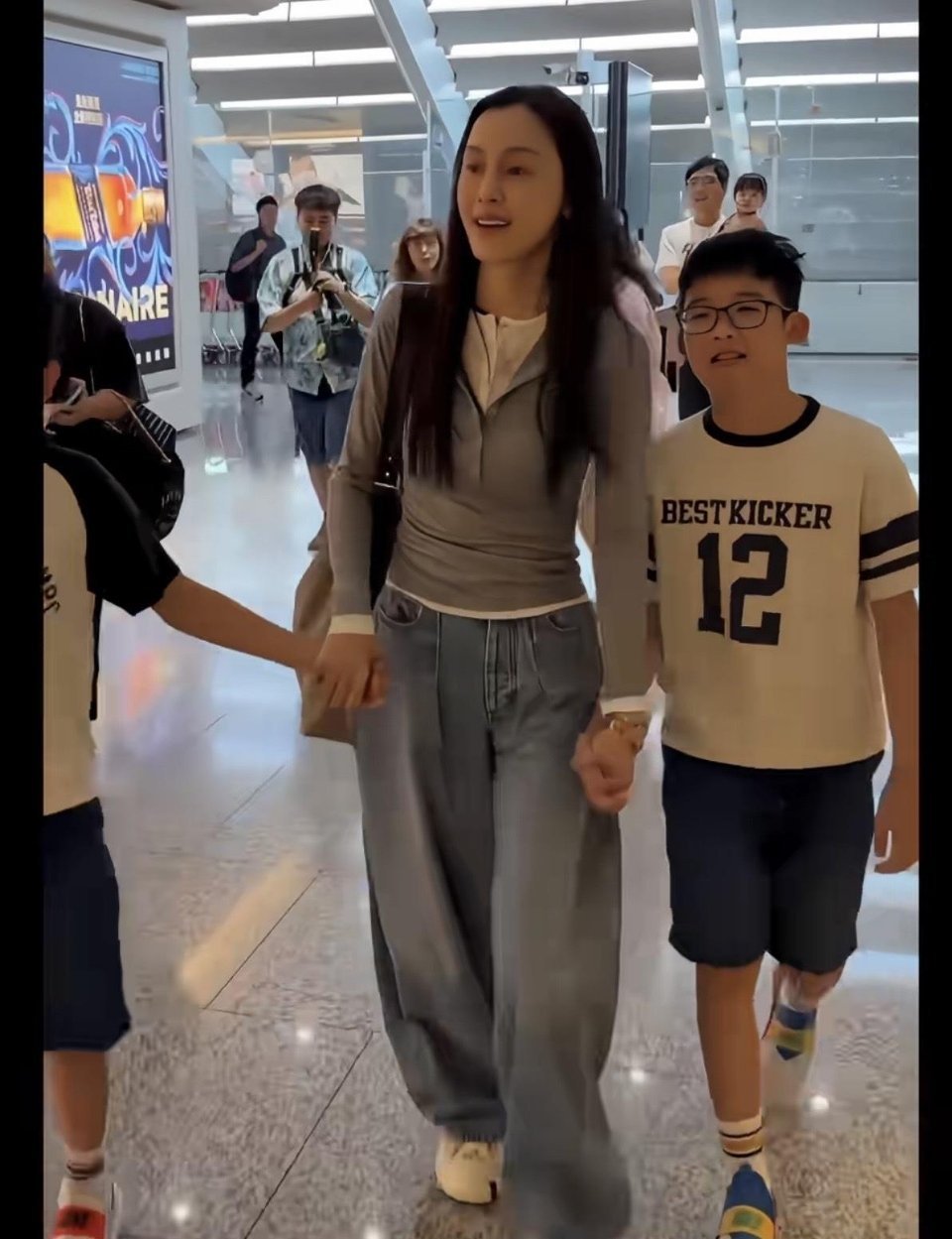范玮琪一家出发吉隆坡！11岁双胞胎儿子一黑一白好辨认，两娃身高差不多