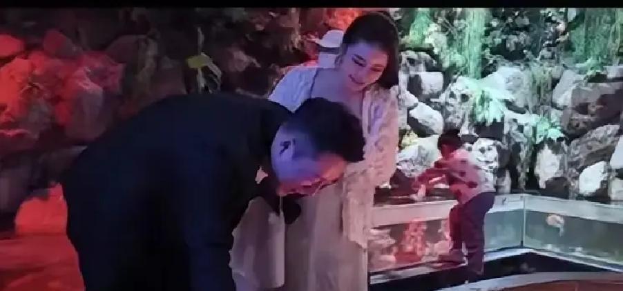 近期，汪小菲在公司活动中的一段视频细节引发了公众讨论。视频中，他被员工簇拥时全