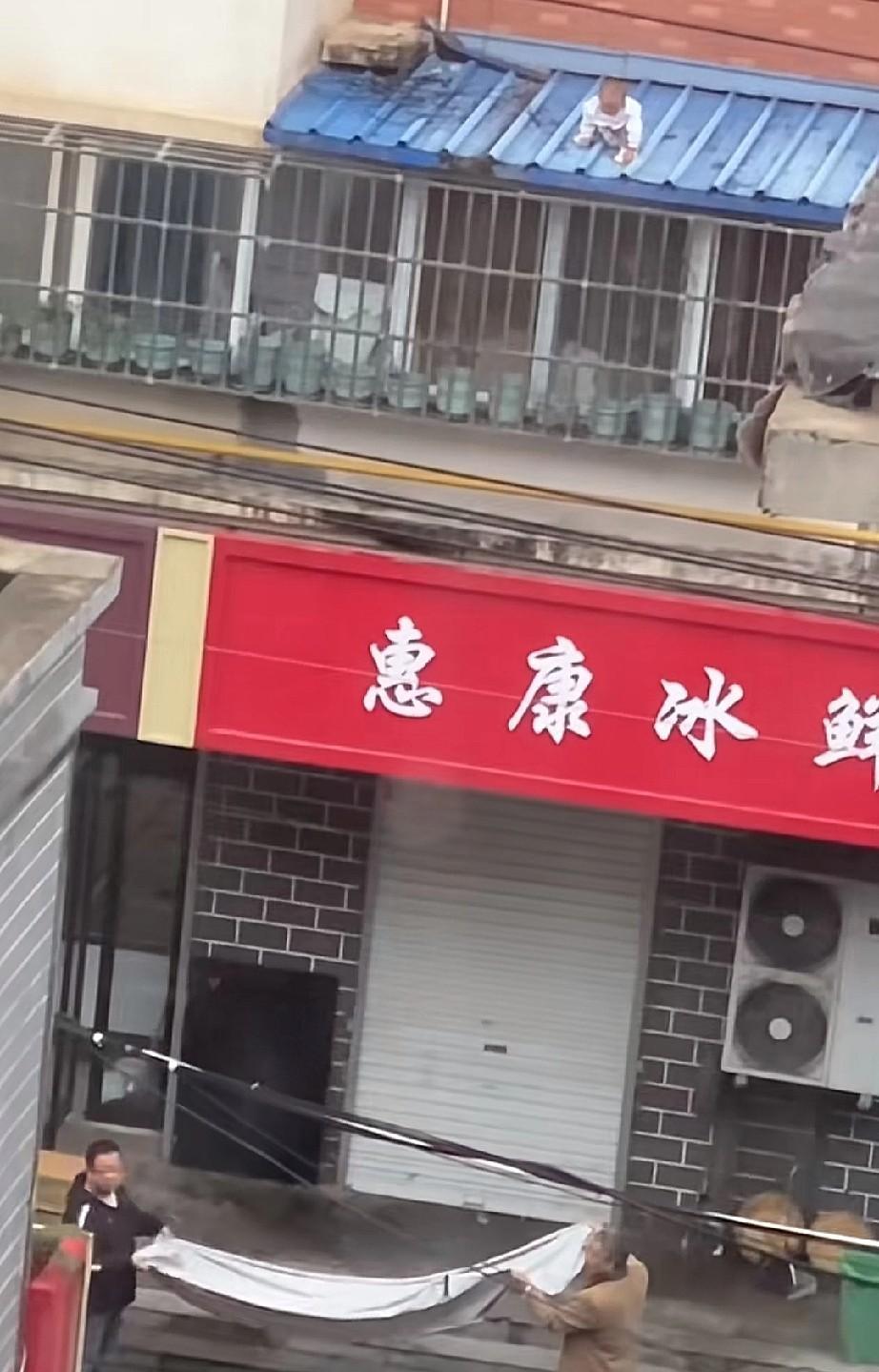 23号河南洛阳一个1岁多的孩子从五楼上摔到二楼的雨棚上，这次事件当中最惊险的部分