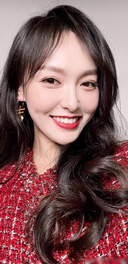 笑亖，现在说女明星自然变美都要被按头偷偷开眼角是吧？翻00年代齐刘海旧照，龅