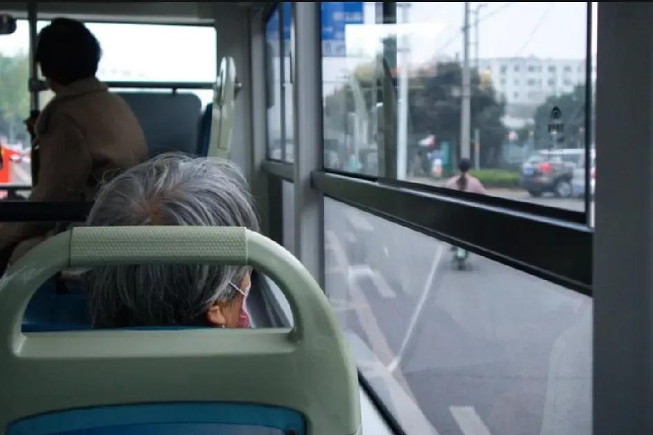 北京公交车上，有操着东北口音的老年人刷了老年卡，一大姐说:“外地人凭什么领老年卡