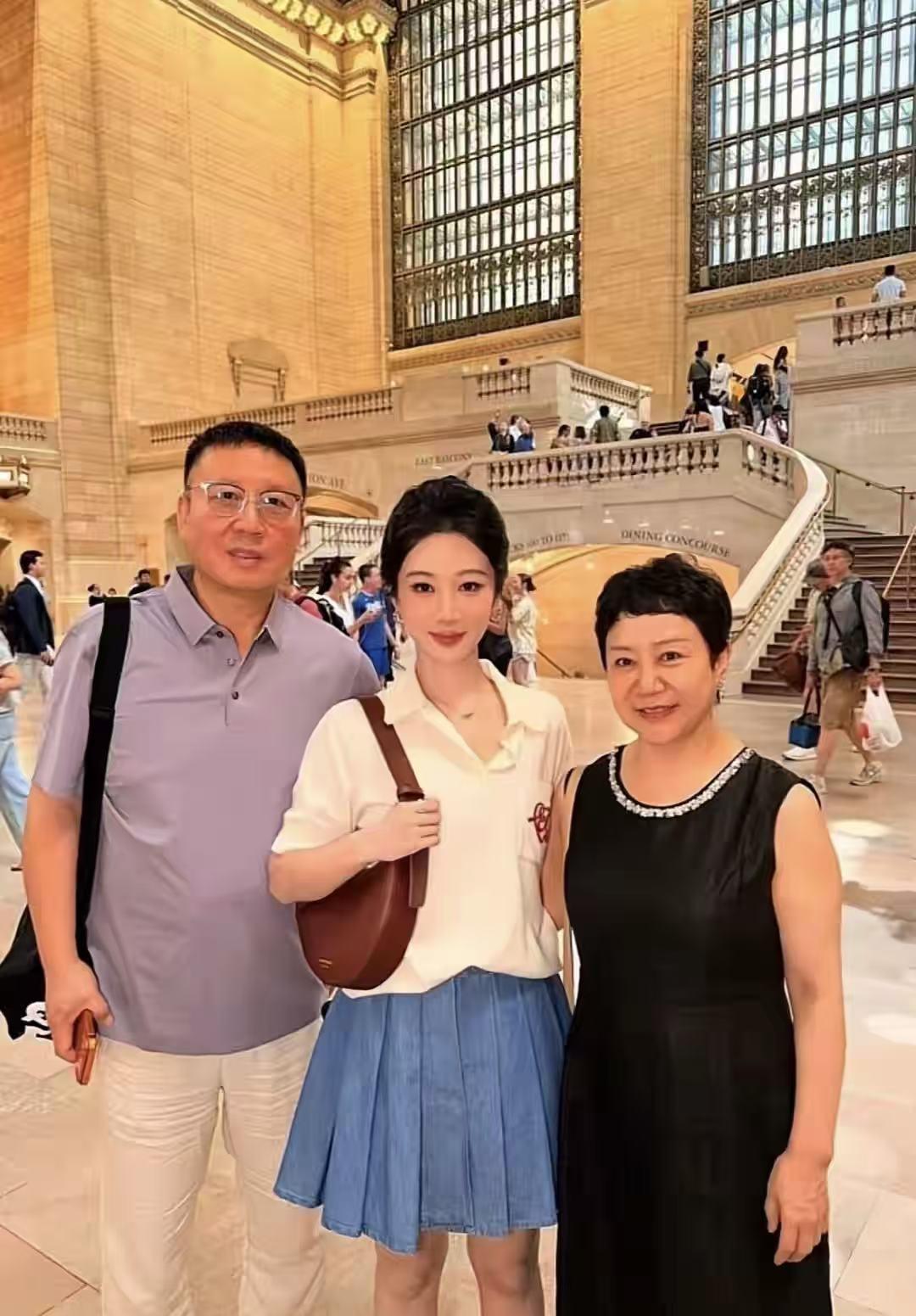 杨紫跟父母的一张近照，引发热议！7月19日，杨紫因在深夜晒了一张跟父母在纽约