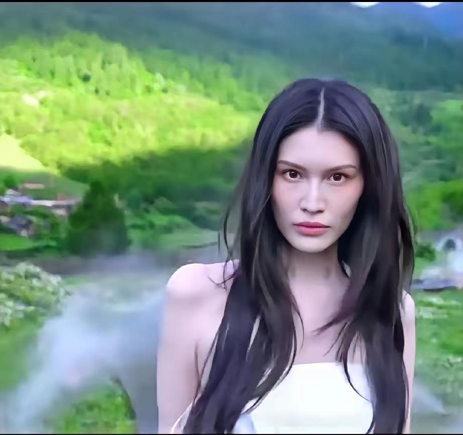 何穗和奚梦瑶最大的区别就是她面相看起来有点凶，同样的山野外景，一个看起来像仙女，