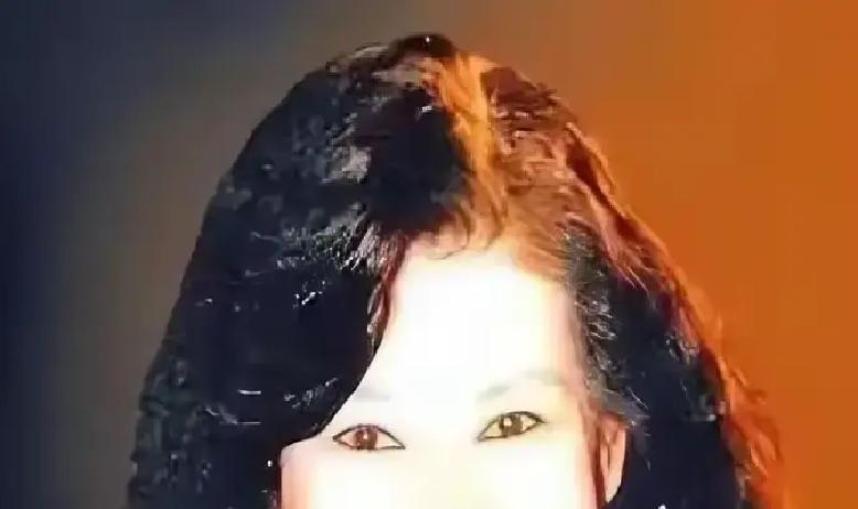 霍英东原配吕燕妮出殡那天，灵堂里的站位硬生生把豪门规矩撕开给所有人看郭晶晶紧