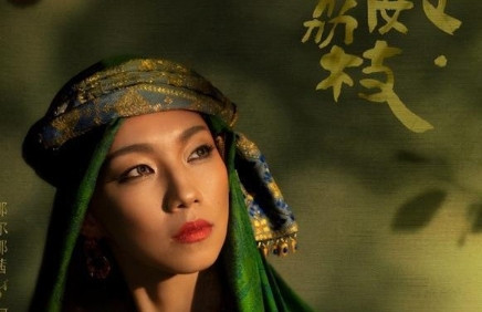 那尔那茜在《长安的荔枝》中，饰演的是一位倾国倾城的大美女，虽然辣眼，但与李倩妮比