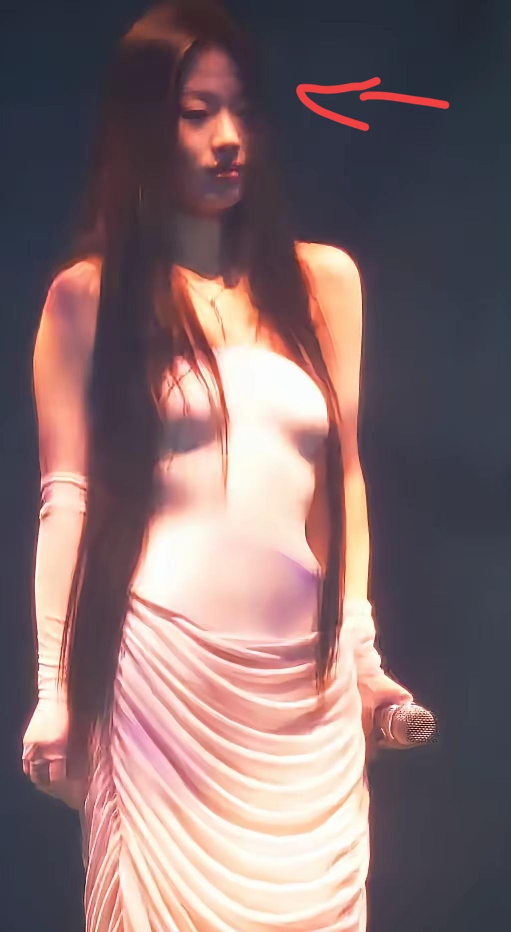 朋友看完单依纯的演唱会回来，整个人都是懵的，跟我说了一句话：“千万别信屏幕里