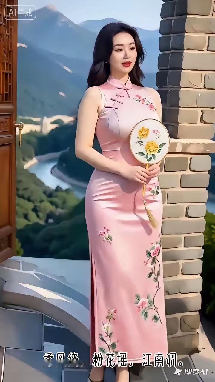 清江引·江南柔韵柔风绕树粉花俏，轻奏江南调。旗袍沾露娇，团扇荷香妙。檐