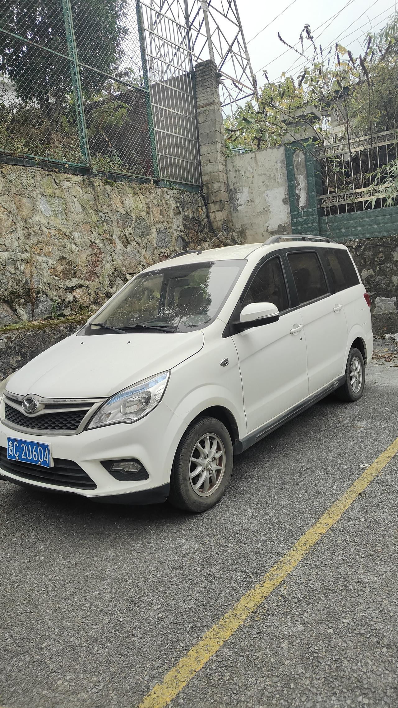 这辆越野车看起来像十多年的老车但是车漆表面光亮如新这是啥品牌的车啊