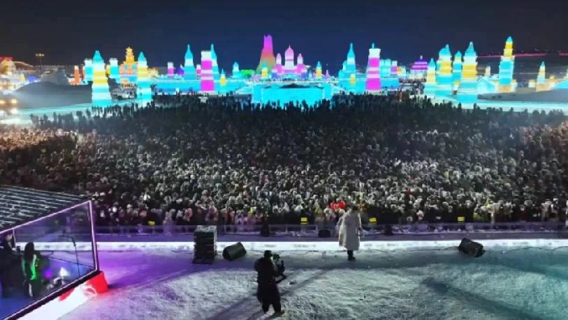 哈尔滨的雨快停吧！刚于12月17日开园的冰雪大世界，才两天就遇上零上3℃的降雨，