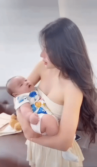 怀里的小家伙，是我明目张胆的偏爱呀～小小一只，软软糯糯，怎么看都看不够～如今