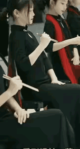 网上一张名媛培训班的教学图片，近期在全网掀起不小波澜。照片里，女学员们正跟着老师