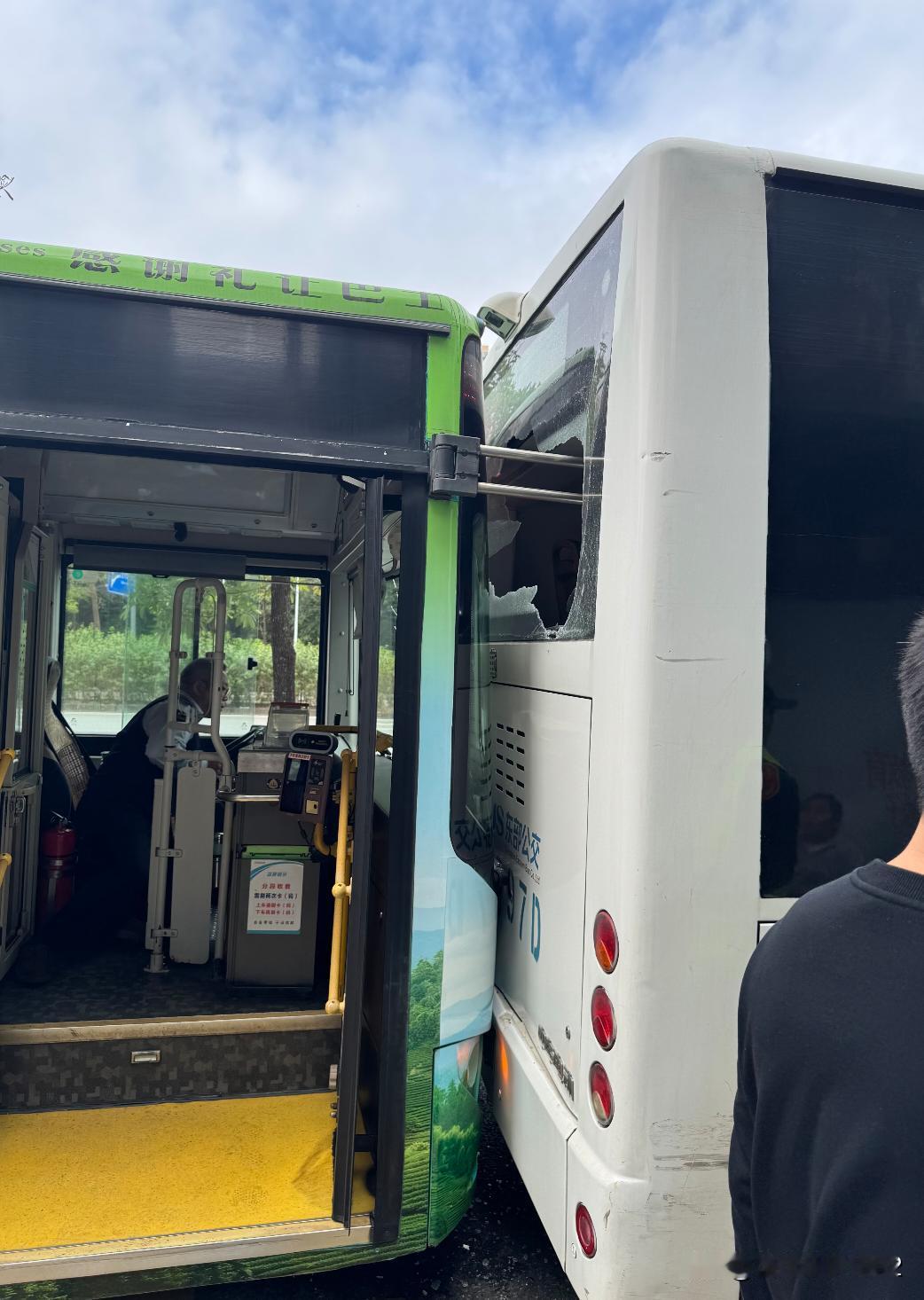 公交车不要坐最后面一排。坐的公交车还没起步，后面的车进站追尾，以前总喜