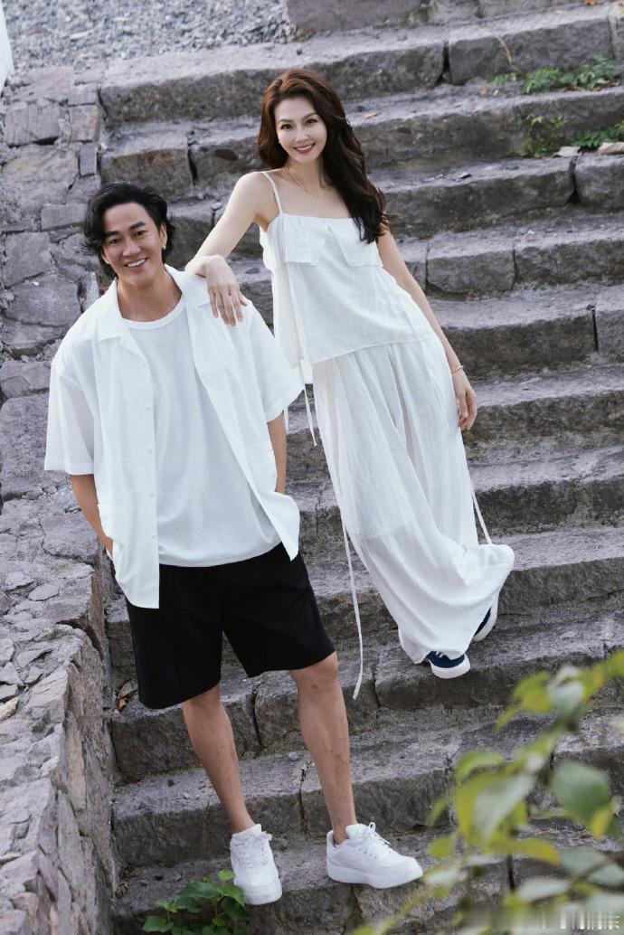 何润东妻子林姵希：低调又有才华身份：她并非圈内人，身材高挑，气质温婉，后来转型做