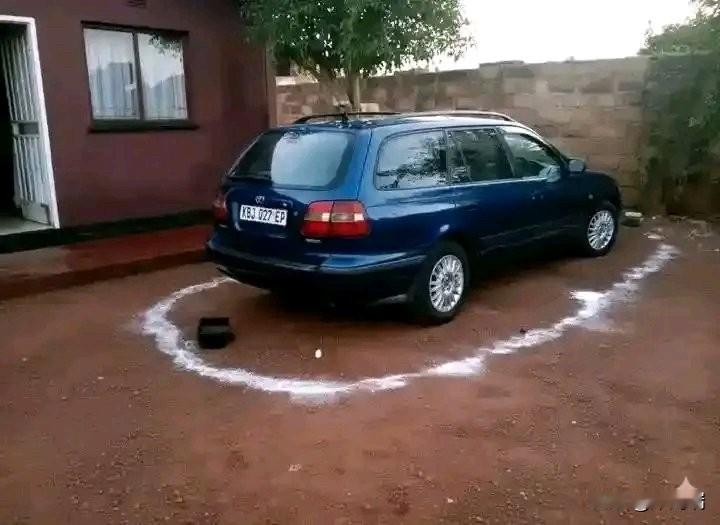 去年，这辆车的车主早上醒来发现车周围出现了一个圆圈。从那以后，他就不敢开车，一直