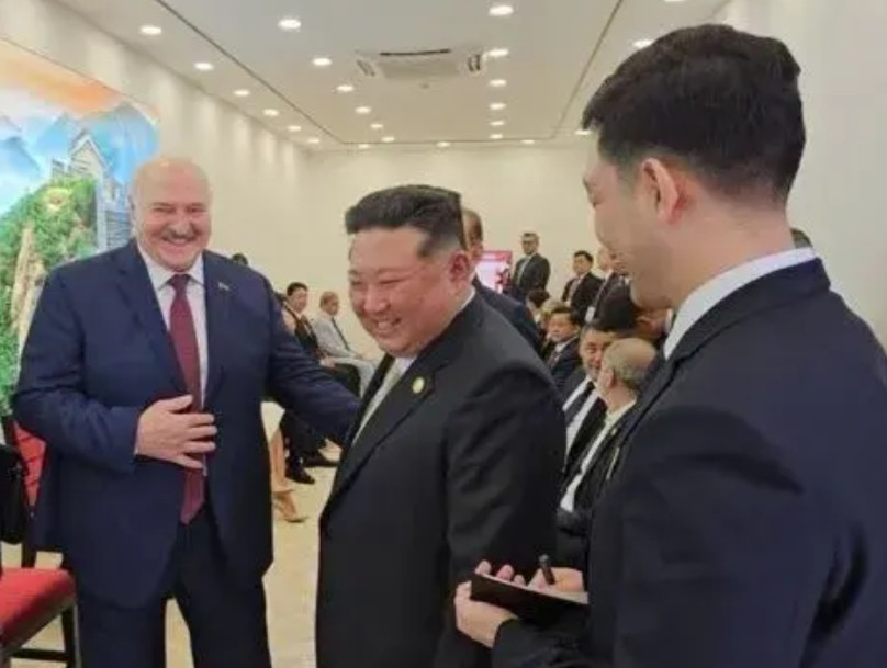 将军笑容满面与白俄罗斯总统畅聊！两位领导人都非常开心！场面简直就是温暖如春。