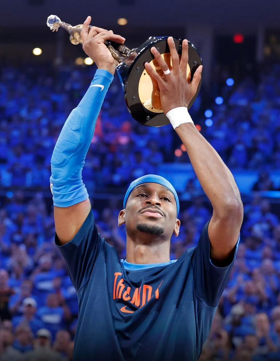 SGA再获MVP！文班：明年必是我的了，哈哈。他也成为历史上第14位2连MVP
