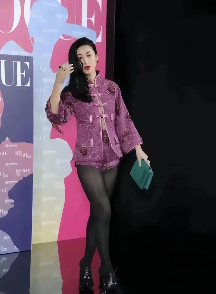 朱珠这双腿，直接把评论区撕成两半了有人说她媚骨天成，黑丝裹着的那股劲儿，别人真学