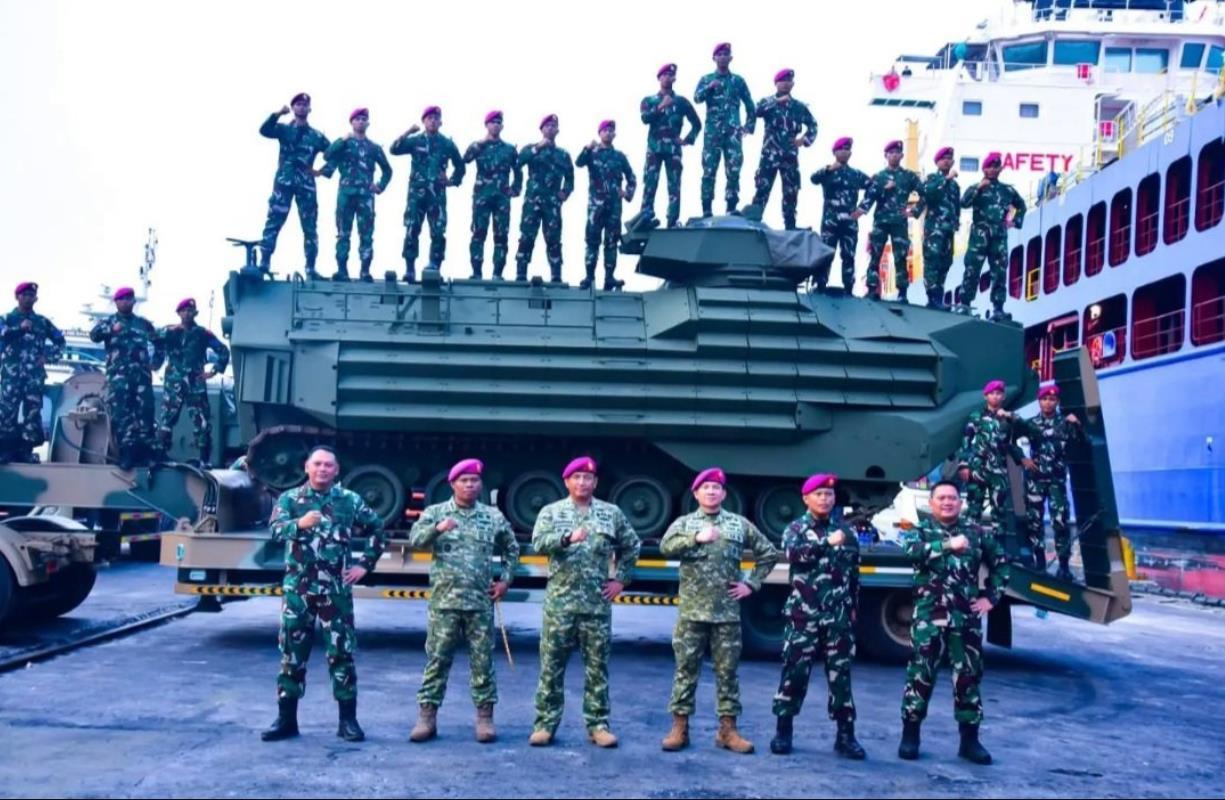 也不知道印尼拿到美国造的AAAV-7A1‑7A1两栖装甲车，高兴个什么？还这么
