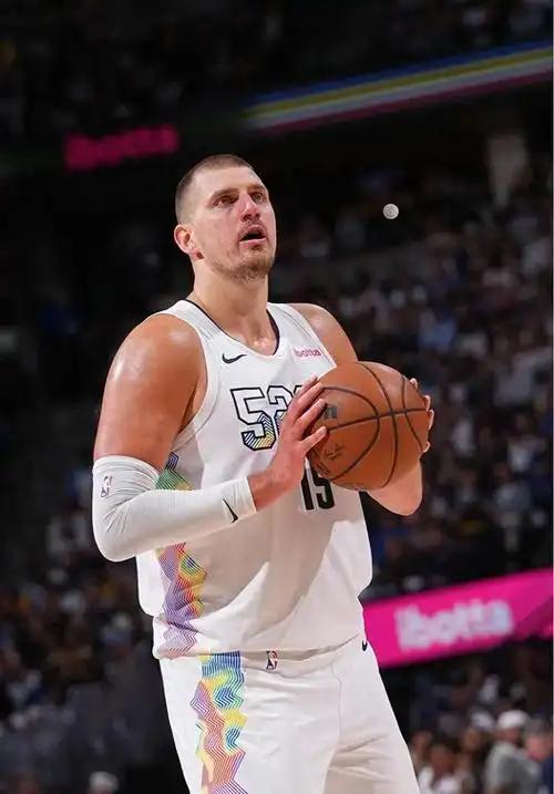 看了雷霆和掘金的比赛，感觉两个队都是西部前三的球队，如果不是穆雷和布劳恩发挥不佳