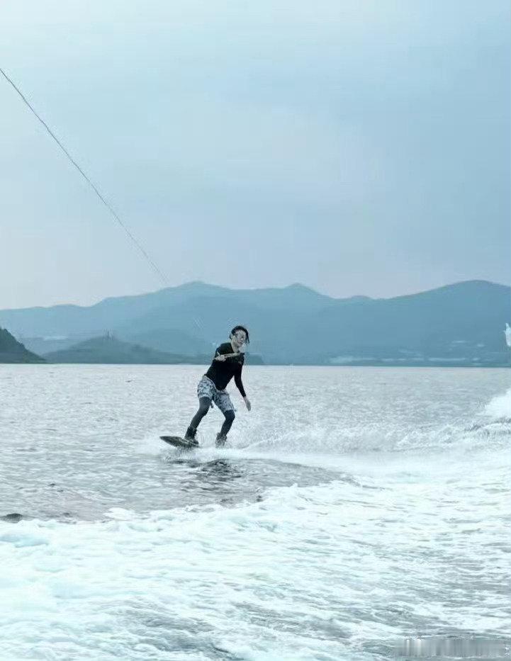#张柏芝体验尾波冲浪#海风之下的柏芝看着特别放松，专心玩尾波冲浪，不去刻意维持完美的镜头感。​