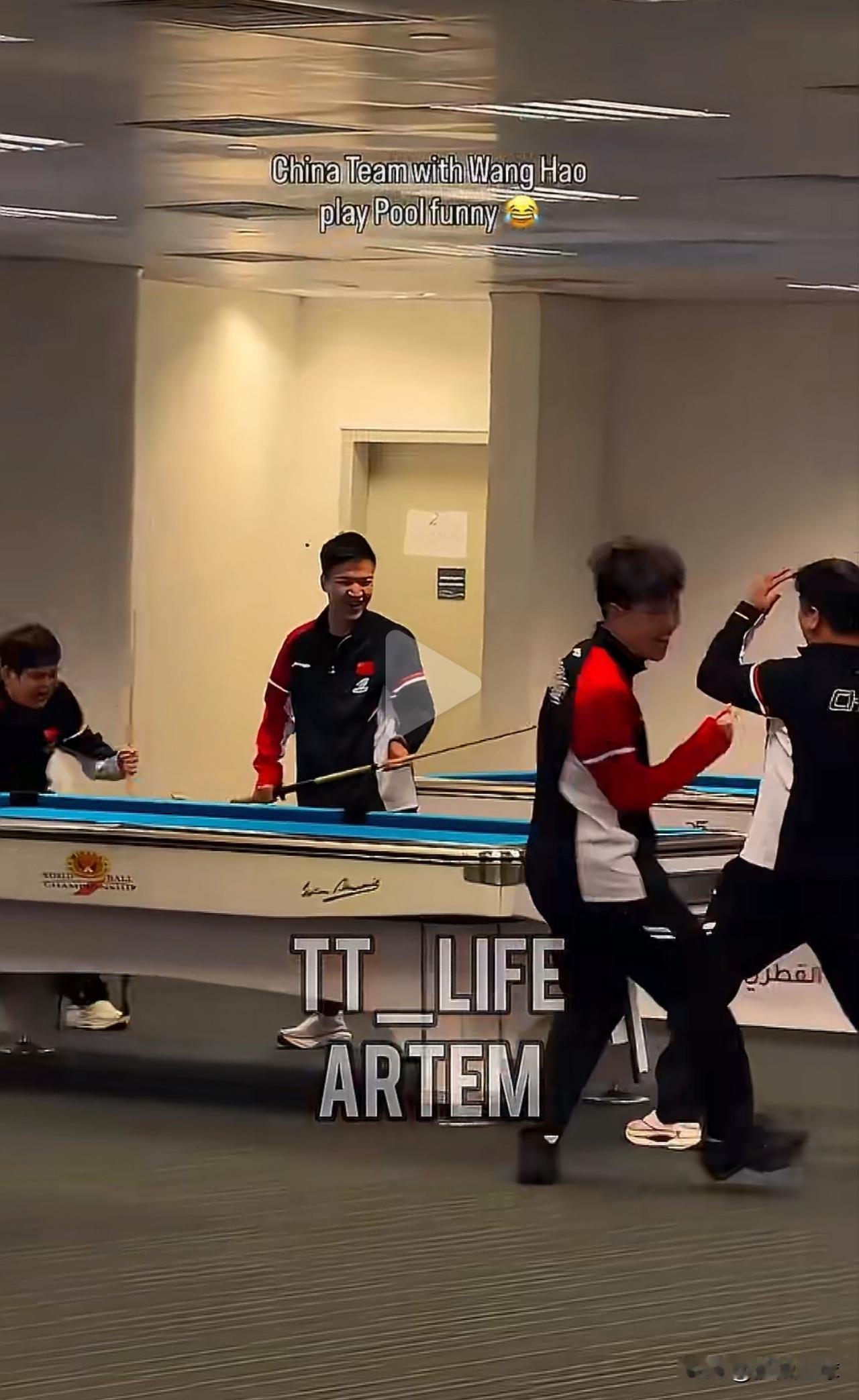 国乒男队玩桌球：看来缓过神来了！看看这一幕：在多哈经历丢冠失落的国乒男队，