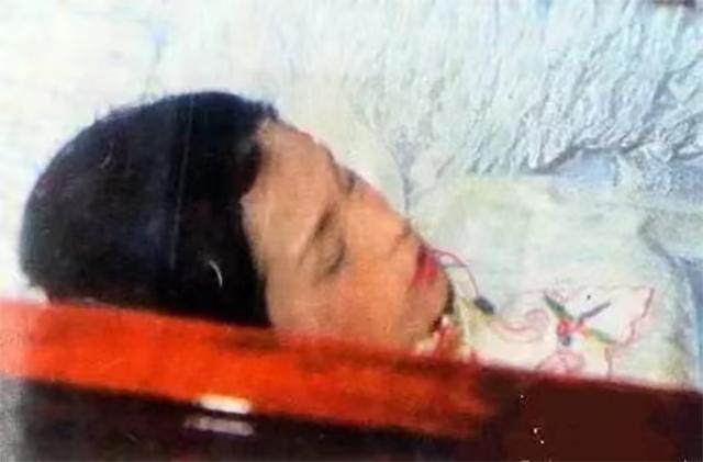 1985年的香港九龙世界殡仪馆，翁美玲静静躺在棺木中，留下这张令人心碎的遗容。她