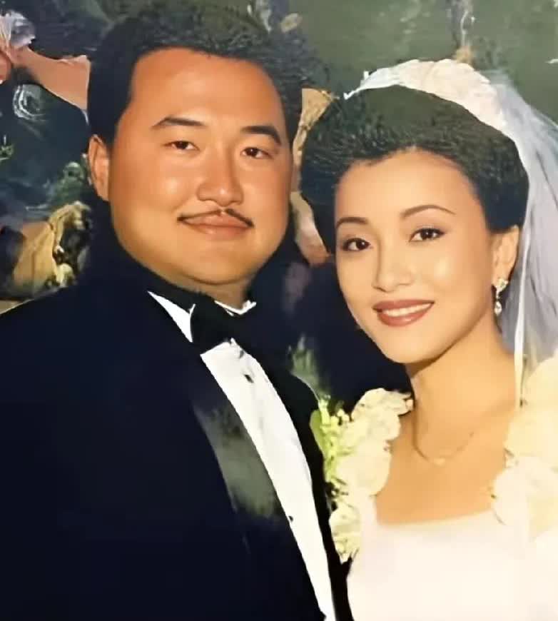 杨澜和老公吴征能走到一块儿，还真不是单方面的事儿！吴征很厉害，在商界打拼出了一番