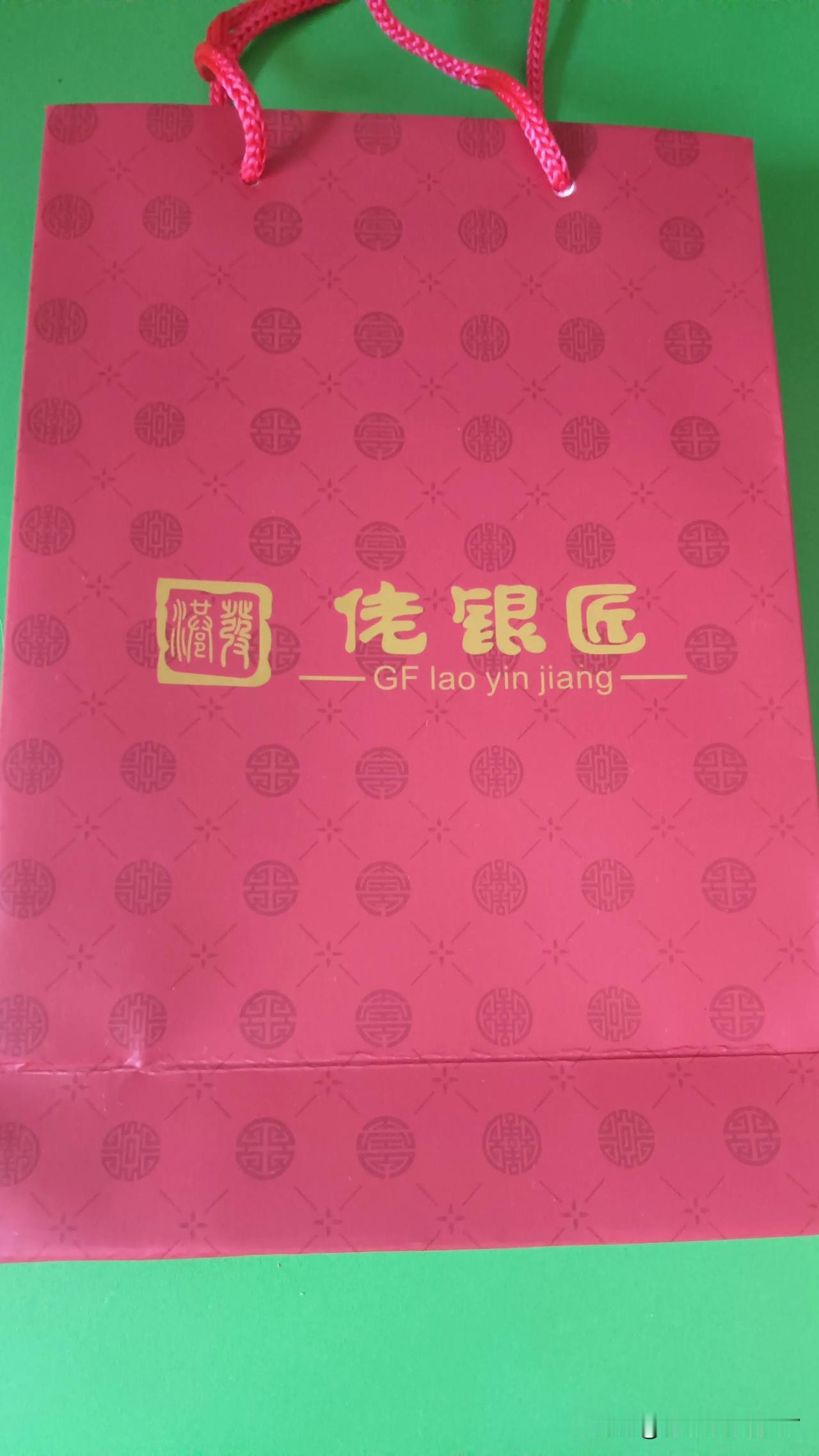 五一假期，没有出远门，想着哪哪都是人，还是觉得逛超市清静。走到珠宝首饰柜子前，给