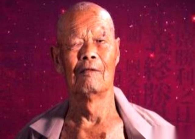 一个男人，咳了十年。有一天在地里干活，咳得撕心裂肺，“噗”一声，从嘴里喷出来一