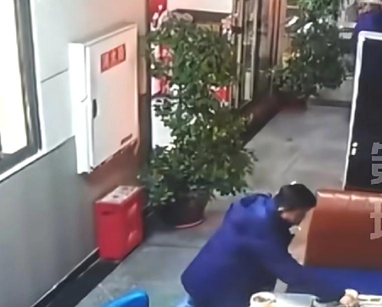 重庆这位朋友做的非常不地道重庆一家火锅店来了一位男子，带着几个朋友在一起吃火锅